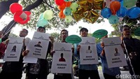 Pantauan di lokasi, Kantor KPU, Jl Imam Bonjol, Jakarta Pusat, Rabu (1/8/2018) aksi yang dilakukan oleh tujuh orang ini dimulai pada pukul 15.30 WIB.