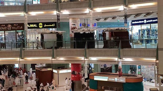  Tak sedikit jemaah yang berkunjung ke pusat perbelanjaan ini. Biasanya, mereka memanfaatkan waktu jeda antar salat.