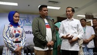 Senyum bahagia terpancar di wajah Jokowi usai kelahiran cucunya.
