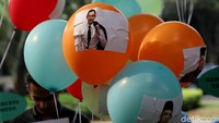 Foto beberapa tokoh ini juga tampak terlihat ditempel di balon yang akan dilepaskan. 