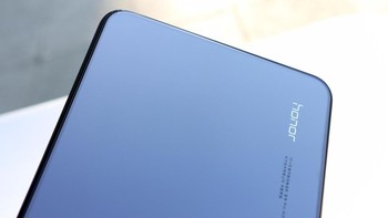 Baterai ponsel ini berkapasitas 5.000 mAh. Foto: Sina Mobile