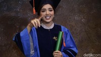Dengan menepuh pendidikan selama 1,5 tahun ia kini sudah lulus studi S2. Foto: Pool/Palevi S/detikHOT