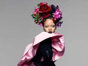 Rihanna Tampil Mengejutkan dengan Alis Segaris, Keren atau Aneh?