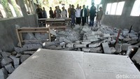 Sejumlah anggota DPR tersebut mengunjungi sebuah sekolah yang bangunannya hancur akibat gempa berkekuatan 6,4 SR yang mengguncang sejumlah daerah di NTB, Minggu (39/7/2018) lalu.