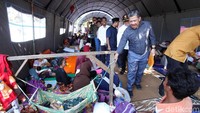 Para anggota DPR itu pun melihat langsung lokasi pengungsian para korban yang tampak sangat sederhana dan seadanya.