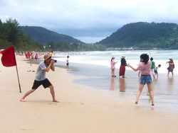 Kocak! Pengorbanan Pria Jadi Tukang Foto Sang Kekasih