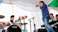 Selain hobi bermain sepakbola, ia juga gemar bermusik lho. Oh, dia drummer ya? Foto: Dok. Instagram/septriannugrahagunawan