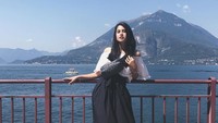 Dalam postingan Instagramnya, Maudy diketahui mengunggah fotonya di Italia. Ia pun tampak berpose di Varenna dengan latar belakang Lagi di Como (@maudyayunda/Instagram)