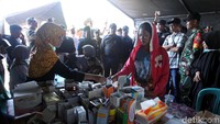 Berbagai bantuan terus mengalir untuk para korban. Mulai dari pakaian, obat-obatan hingga bahan makanan terus berdatangan untuk kembali membangkitkan harapan para korban gempa.
