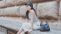 Foto Maudy saat berada di Piazza Santa Trinita, Florence. Bahagia sekali ya Maudy di foto ini (@maudyayunda/Instagram)