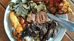 Sarapan Mantap Nasi Bhuk Khas Madura dengan Lauk Komplet