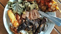 Keistimewaan nasi bhuk terletak pada lauknya yang banyak. Yang ini racikan Nasi Bhuk Matirah Malang. Paru, babat rawis, mendol tempe, empal dan rempeyek udang. Foto : Instagram @androsubagio