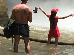 Kocak! Pengorbanan Pria Jadi Tukang Foto Sang Kekasih