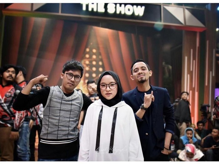 Beda Gaya Hijab Nisa Sabyan dan Annisa Cherrybelle Beda Gaya Hijab Nisa Sabyan dan Annisa Cherrybelle