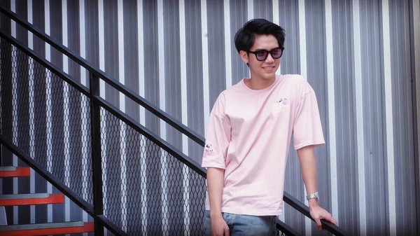 Ini Gaya Makan Aktor Thailand Harit Cheewagaroon, yang Mirip Iqbaal Ramadhan