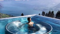 Untuk masalah hotel, anak-anak tajir Rusia ini ingin yang terbaik dari yang terbaik. Lihatlah pemandangan spektakuler dari hotel di Ennetburgen, Swiss ini. Sudah pasti mereka membayar sangat mahal untuk ini. (Instagram/@richrussiankids)