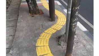 Jika pesepeda masih bisa bergerak zig-zag jika ada tiang, bagaimana yang penyandang tuna netra jika trotoarnya seperti ini? Foto: Twitter/fajarnugros