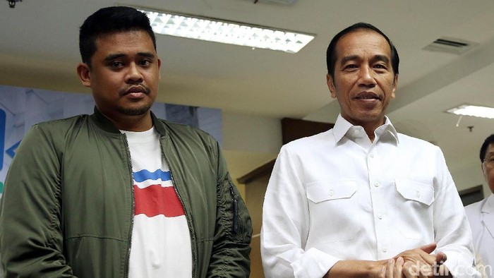 Putri Presiden Joko Widodo (Jokowi), Kahiyang Ayu, telah melahirkan. Jokowi kini resmi memiliki cucu kedua. Hal itu disampaikan Jokowi dalam jumpa pers di RS YPK Menteng, Jakarta Pusat, Rabu (1/8/2018).