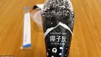  Walau berwarna hitam, es krim ini punya rasa gurih susu dan kelapa. Saat ini, es krim hitam itu sedang jadi primadona warga Cina. Foto: Istimewa