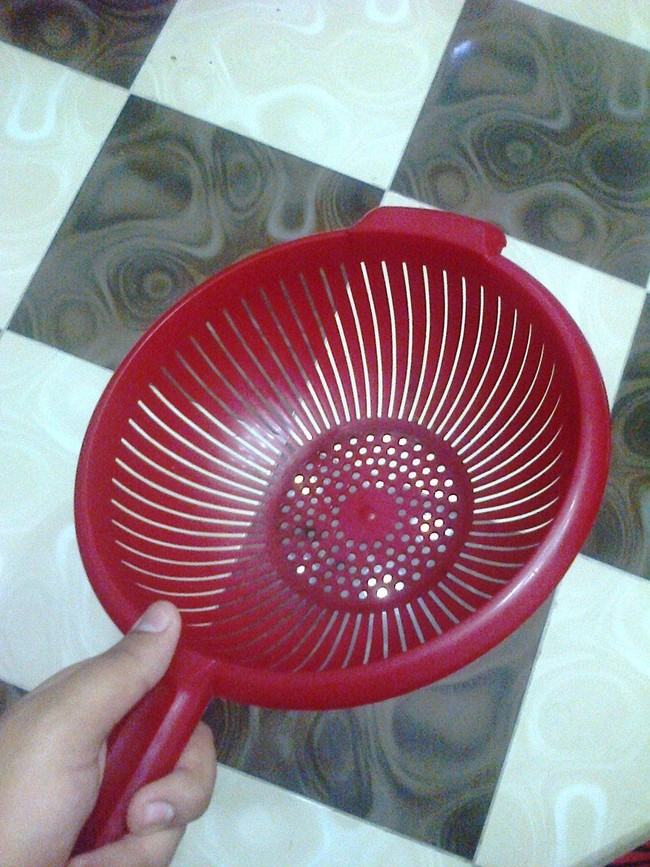 Untuk membuat foto selfie tersebut, @fatthalla77 ternyata hanya memakai saringan dari plastik. Murah meriah! Foto: Twitter