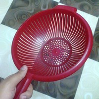 Untuk membuat foto selfie tersebut, @fatthalla77 ternyata hanya memakai saringan dari plastik. Murah meriah! Foto: Twitter