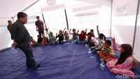 Fahri juga terlihat mengisi kegiatan di salah satu tenda yang disulap menjadi sekolah darurat untuk anak-anak korban gempa.