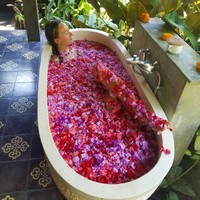 Memiliki rumah dan mobil keren bukan lagi segalanya dan akhir dari kesuksesan, paling tidak untuk kami. Kami lebih menilai tinggi pengalaman, pertemanan, dan pengetahun yang kami dapat dari dunia yang kami lihat langsung, tuturnya lagi. Foto: Instagram @wanderingpublicist