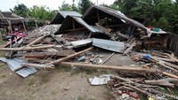 Rumah warga hancur karena tak kuat menahan guncangan gempa.