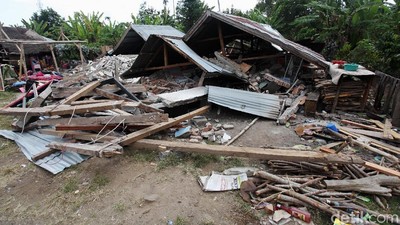 Penampakan Rumah yang Rata dengan Tanah Akibat Gempa di Lombok