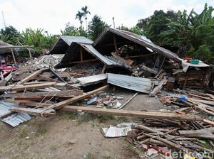 Penampakan Rumah yang Rata dengan Tanah Akibat Gempa di Lombok