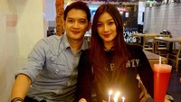 Beberapa waktu lalu kekasih Rezky Aditya berulang tahun. Ets, muka kekasih Rezky Aditya mirip Happy Salma ya! Foto: Dok. Instagram/rezkyaditya21