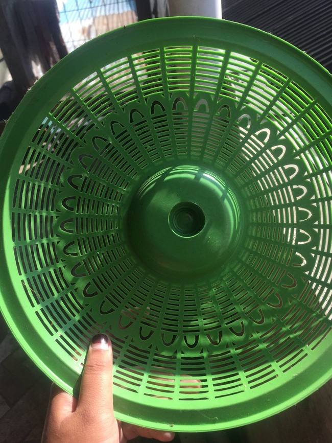 Ternyata Emma menggunakan tudung saji. Nggak nyangka, kan? Foto: Twitter