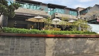 Seungri punya cafe kekinian di wilayah Dongsung-gil, Seoul bernama AND Here Cafe. Menempati bangunan 3 lantai, kafe ini terlihat sangat modern dengan dinding kaca. Foto: Instagram andhere01