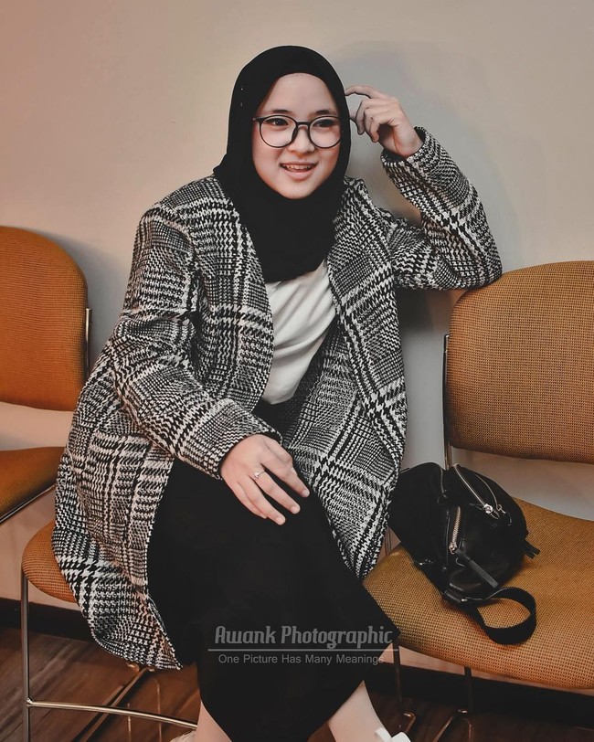 Gaya sehari-hari Nisa juga cukup boyish. Ia senang memakai oversized jacket dengan hijab yang dipakai simpel. Warna-warna monokrom seperti hitam, putih, dan abu-abu menjadi warna andalannya. Foto: Instagram Nissa Sabyan