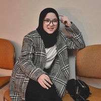 Gaya sehari-hari Nisa juga cukup boyish. Ia senang memakai oversized jacket dengan hijab yang dipakai simpel. Warna-warna monokrom seperti hitam, putih, dan abu-abu menjadi warna andalannya. Foto: Instagram Nissa Sabyan
