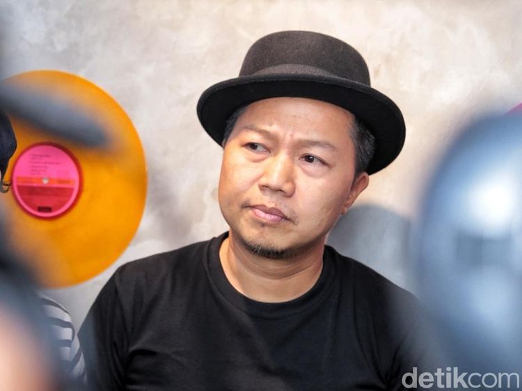 Diserang Tagar Cabul, Sandhy Sondoro Punya Gaya Kulineran Seru