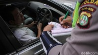 Perluasan sistem ganjil genap di DKI Jakarta berlaku mulai hari ini, 1 Agustus 2018. Aturan itu berlaku mulai pukul 06.00 WIB hingga pukul 21.00 WIB setiap hari yaitu dari Senin sampai Minggu.