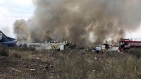 Kecelakaan pesawat Embraer 190 milik maskapai penerbangan Aeromexico ini mengalami kecelakaan tak lama sesudah melakukan take off. Pesawat pun mendarat darurat sekitar 10 kilometer dari bandara. Proteccion Civil Durango/via Reuters.