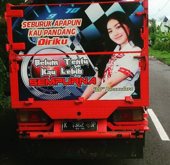 Saat pemain sinetron Natasha Wilona tersenyum di belakang truk yang dilengkapi kalimat Seburuk apapun kau pandang diriku, belum tentu kau lebih sempurna Foto: Instagram @bokongtruk.id