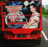 Saat pemain sinetron Natasha Wilona tersenyum di belakang truk yang dilengkapi kalimat Seburuk apapun kau pandang diriku, belum tentu kau lebih sempurna Foto: Instagram @bokongtruk.id
