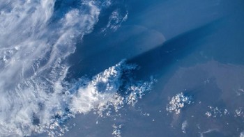 Saat sedang tidak memotret gerhana. Dia juga senang merekam fenomena Aurora. Foto: via Business Insider