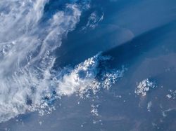 Penampakan Gerhana Bulan dari Luar Angkasa