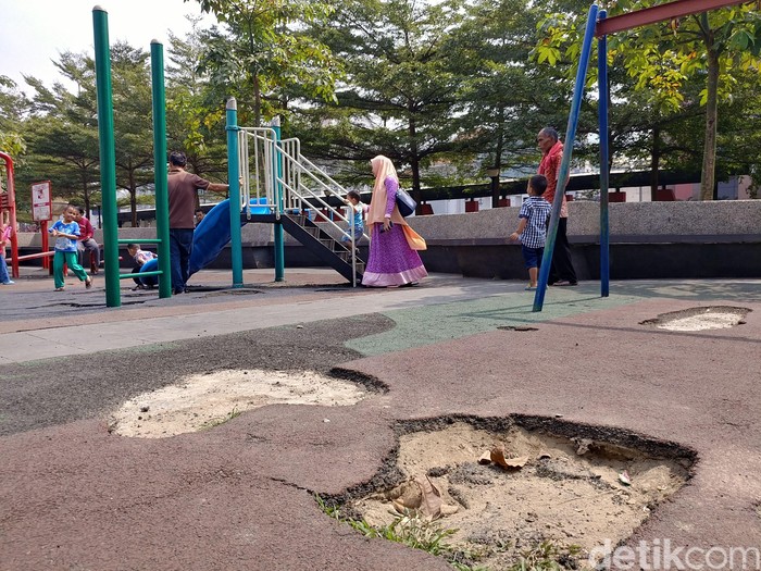 Potret Kerusakan Taman Alun-alun Bandung