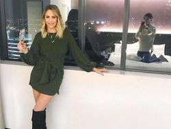 Kocak! Pengorbanan Pria Jadi Tukang Foto Sang Kekasih