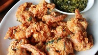Potongan udang berukuran sedang dibalut dengan tepung renyah kemudian dimasak dengan saus telur asin. Rasanya gurih dan makin enak dipadu bersama dengan sambal ijo. Foto: Instagram @herlin.lay
