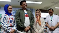 Bobby memberikan keterangan pers dengan wajah berseri-seri di RS YPK Menteng, Jakarta Pusat, Rabu (1/8/2018).