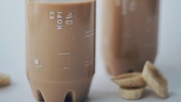 Coffee shop di Senopati ini punya es kopi susu dalam kemasan to go yang praktis. Pilihannya Es Kopikalyan Single dan Es Kopikalyan Double seharga Rp 38.500-40.000. Uniknya Kopi Kalyan kini punya es kopi susu pisang dan es kopi susu strawberry. Foto: Instagram kopikalyan