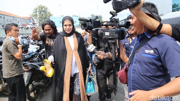Wajah Bahagia Nikita Mirzani Jalani Sidang Itsbat Pertama