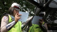Pengemudi yang melanggar akan diberikan surat tilang untuk mengambil jaminan yang ditahan berupa STNK dan SIM A.
