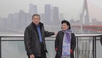 SBY dan Ani Yudhoyono kompak berjaket dengan latar belakang Kota Chongqing, China. Ini adalah kota terbesar di dunia dengan 32 juta penduduk (@aniyudhoyono/Instagram)